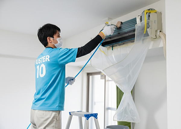 エアコンクリーニング中のスタッフ